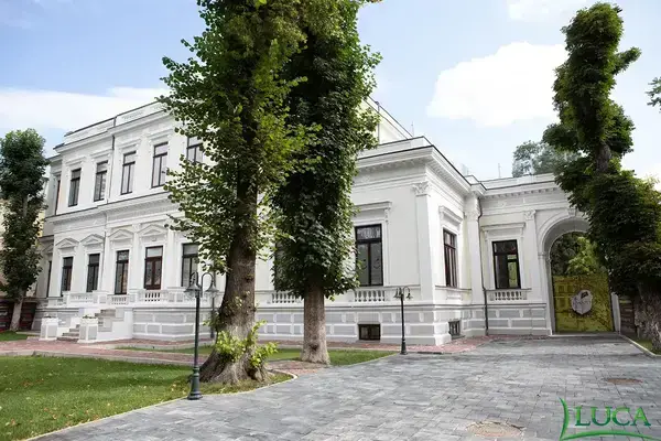 Tâmplărie Lemn Stratificat: Liceul Internațional Ioanid, București