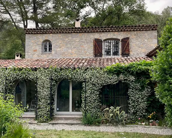 Tamplarie Lemn Stratificat, Imobil Rezidențial, Nisa, Franța